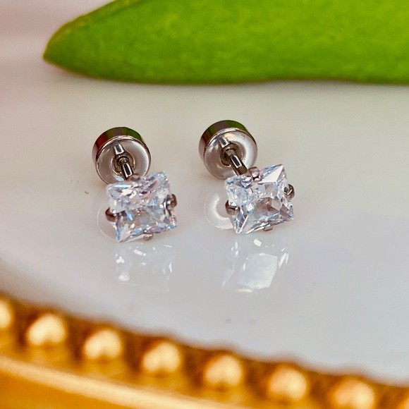 Luzy Jewelry Jewelry - Cute Square Diamond CZ Cartilage Screw Flat Back Stud Earrings